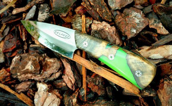 Jason Batdorf makes his own glow mix for his wood-glow hybrid knife scales. 