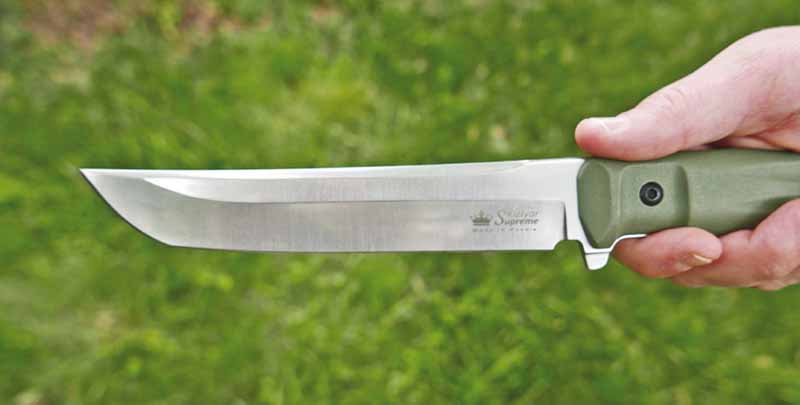 The Senpai includes a traditional Japanese tanto blade. The handle has nicely rounded scales spare of curves save for a slight finger groove and a short guard. The knife comes with a matching green synthetic belt sheath.