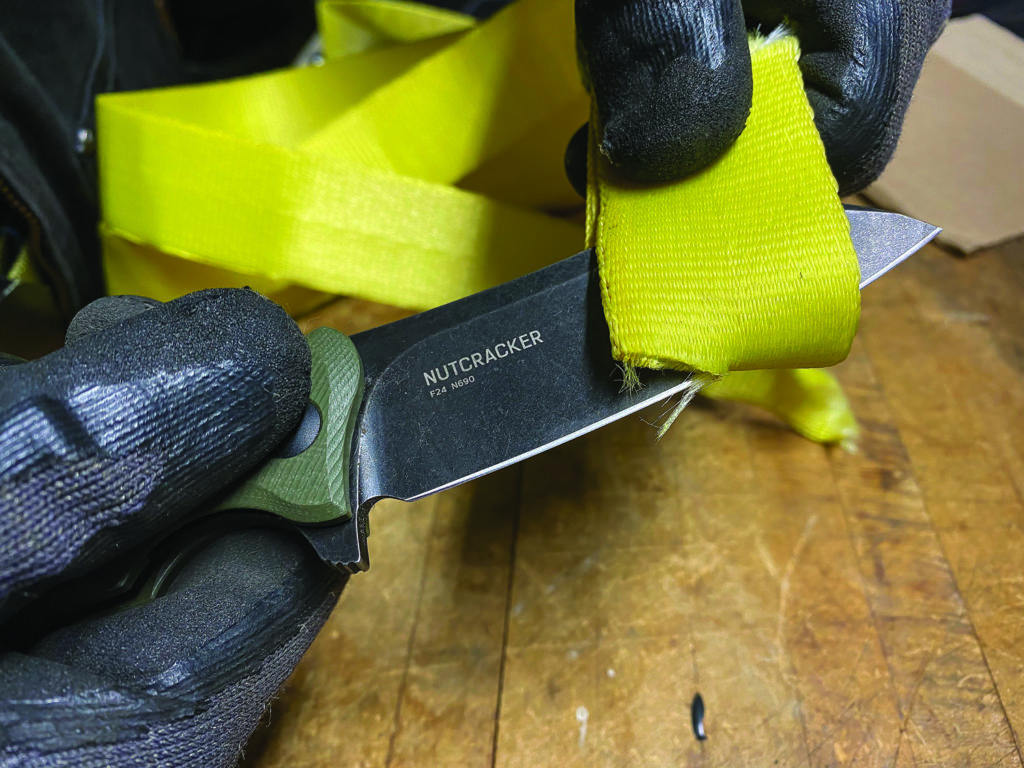 A sturdy sheepsfoot blade tackles cutting and chopping tasks with easy, while protecting the user from perforating him or herself. 