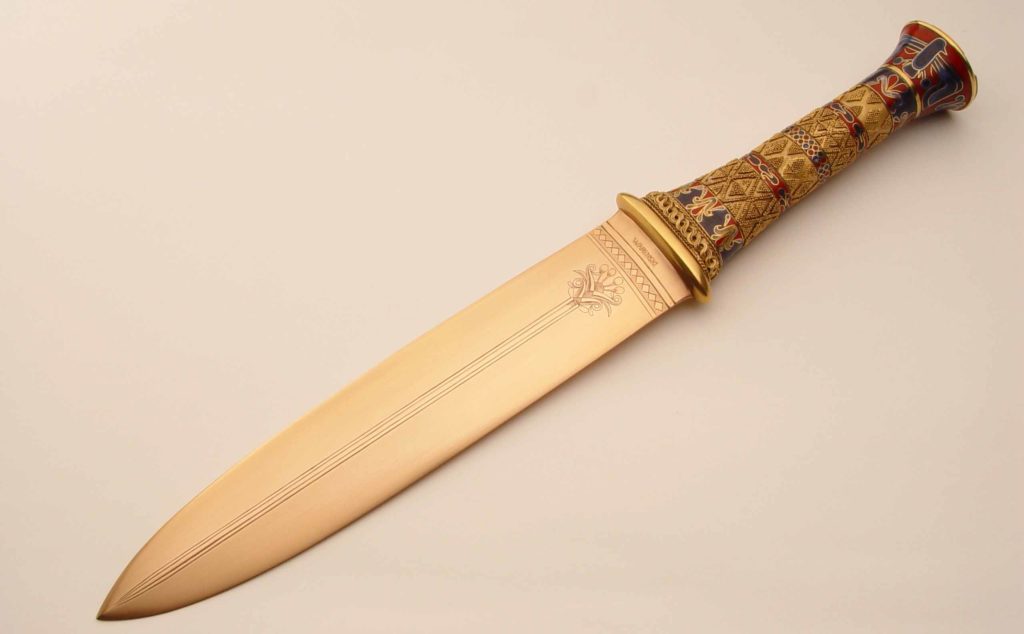 Buster Warenski’s reproduction of the King Tut Dagger took over five years to complete and, including the sheath, contains over 32 ounces of gold. (SharpByCoop image)