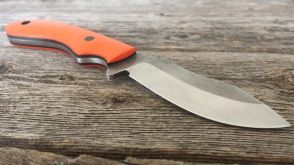 Jason Wilder at Wilder Forge used Orange G10 scales to make this Micro Cutlass' handle.