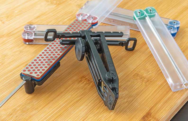 DMT’s Magna-Guide angle kit includes a magnetic guide rod and sturdy blade clamp with adjustable angles. Use  any model DMT Double Sided Diafold folding fi le and you have two sharpeners in one—a freehand fi le and an  angle guide kit.