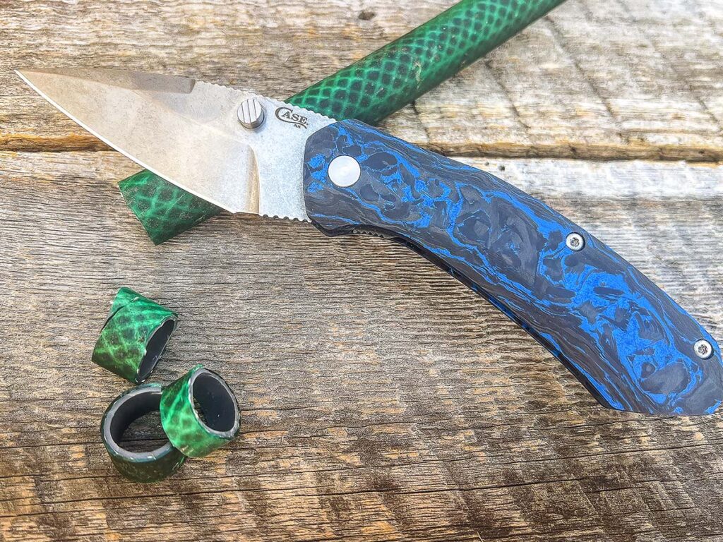 The Westline series of folders have drop point blades and a contoured handle. This particular specimen has eye-catching and lightweight blue and black carbon-fiber handles, paired with a stonewashed S35VN blade. The bigger blade helps to handle larger cutting chores like cutting thick hose.