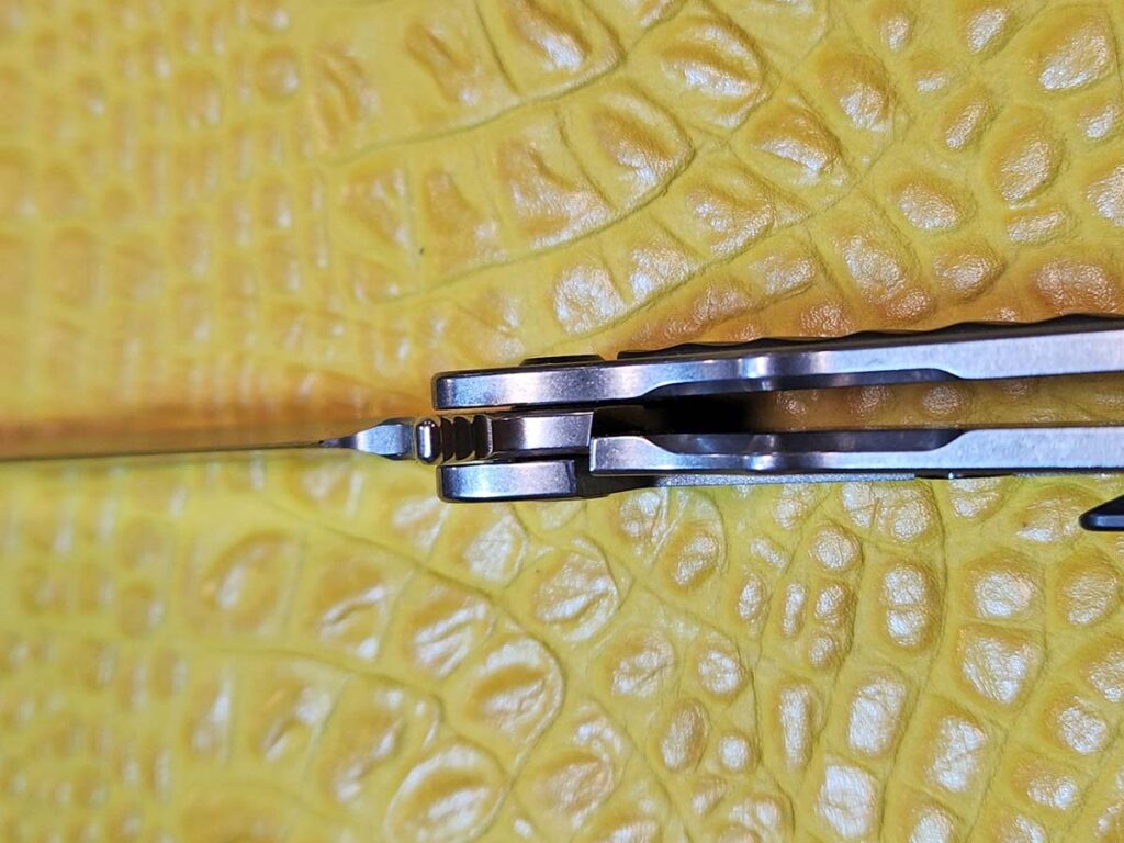 As the author noted, it is a lot trickier at times to get a quality lock up on a linerlock or framelock. “On the TFF-4’s framelock Medford has matched the balance between solid lock up and ease of use,” he assessed.