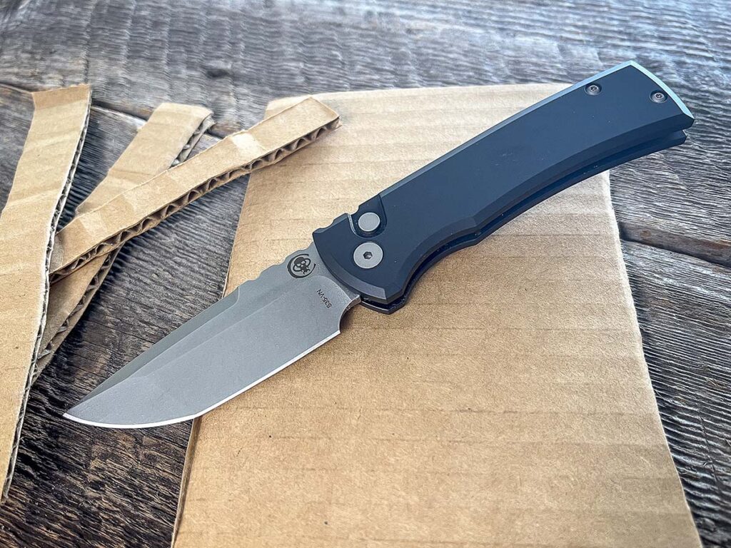 The Redencion 229 is a workhorse folder. The aluminum handle and S35VN steel blade denote that it’s in it for the long haul. Cardboard is no match.  