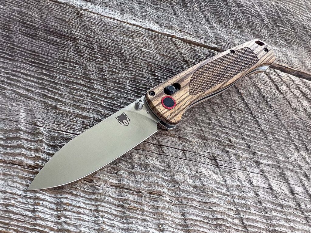 Laser-engraved checkering promotes a nonslip grip on the CobraTec Zebrawood Crossbar Lock Folder. The zebrawood looks good, is warm to the touch and has an organic feel.