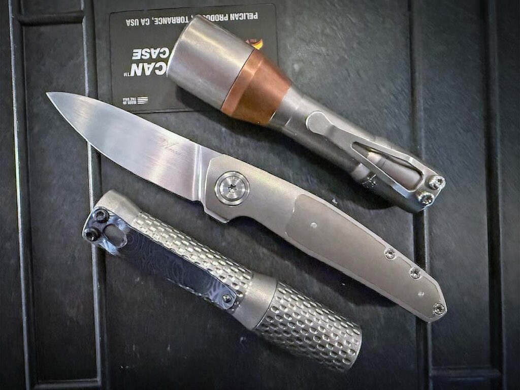 As the author points out, materials and design language are very similar between the flashlight and knife worlds, as seen CWF Mini Turbo (top) and Dawson Divot Slim (bottom) torches and the Jens Anso Isola folder.