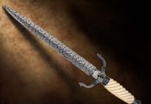 ABS master smith Andrew Blomfield used gold wire to wrap the mammoth ivory handle of his quillon dagger. The 11.5-inch blade is mosaic damascus. Overall length: 18.5 inches. (Jocelyn Frasier image)