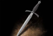 A European quillon dagger with a wire-wrapped handle that passes inspection is one of the prerequisites of earning the rating of ABS master smith. A veteran MS, Charles Carpenter continues to make outstanding quillon daggers such as this one in African blackwood, winner of Best Dagger at Cowtown 2025. Overall length: 16 inches. Carpenter’s price for a similar knife: $6,000. (Jocelyn Frasier image)