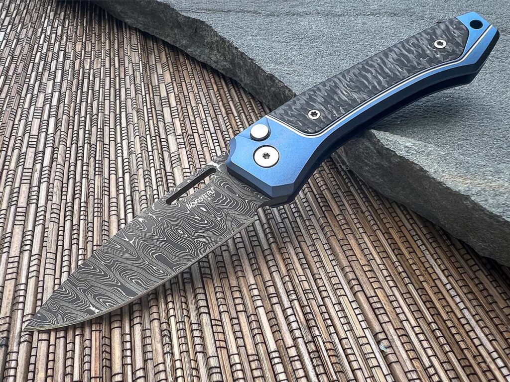 Lionsteel calls the Twain a double integral folder for its one-piece machined titanium handle and one-piece carbon-fiber scale.