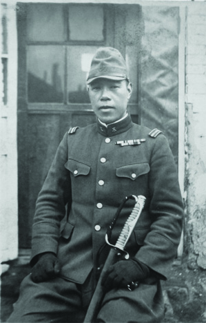 Fig 14 lieutenant with kyu-gunto