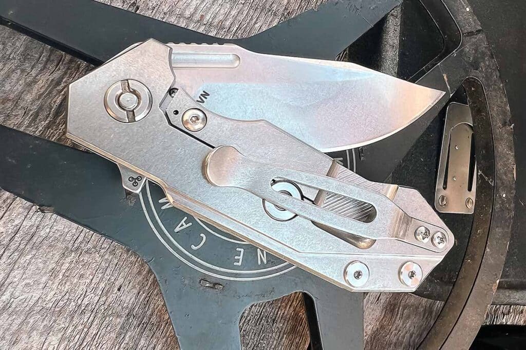 titanium lockbar of the Hinderer Halftrack