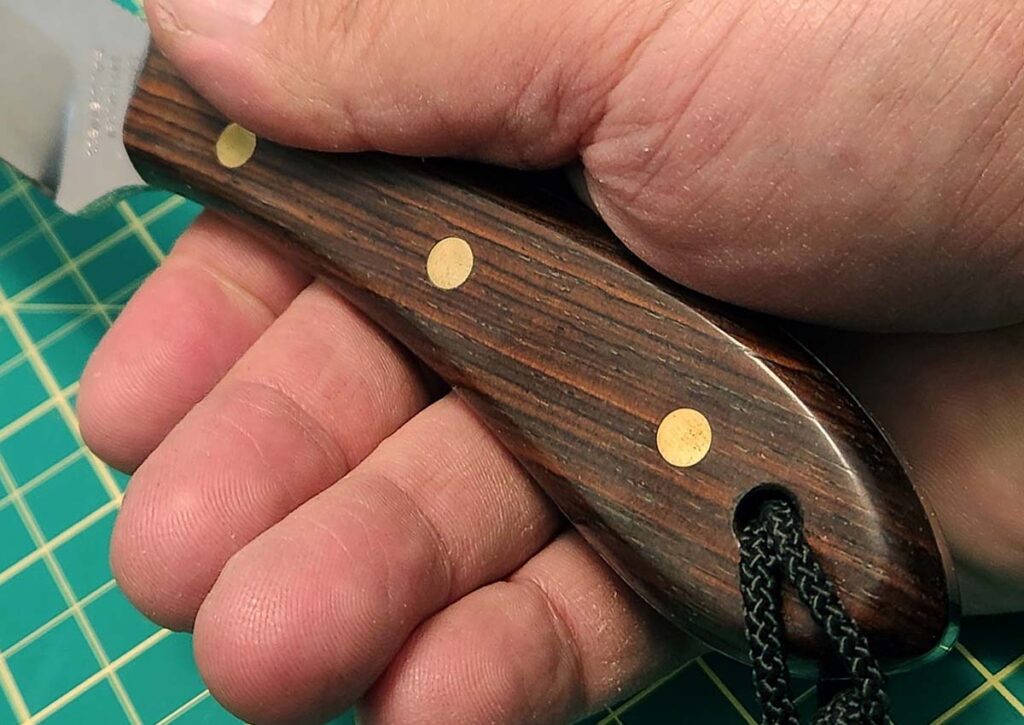The Grohmann knives survival model uses a flared teardrop handle, narrow at the front and wide at the back, to prevent the knife from slipping from your grip.