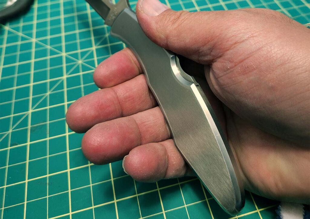 The trim handle of the Police enables it to sit nicely over the joints and in-between the pads of your fingers. The trim grip also enhances lateral knife control.