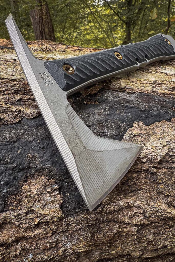 The specially designed cutting head of the RMJ Tactical Dvalinn is sharpened on each side, increasing both utility and effectiveness as a CQB tool. A spike at the opposite end punctures effectively.