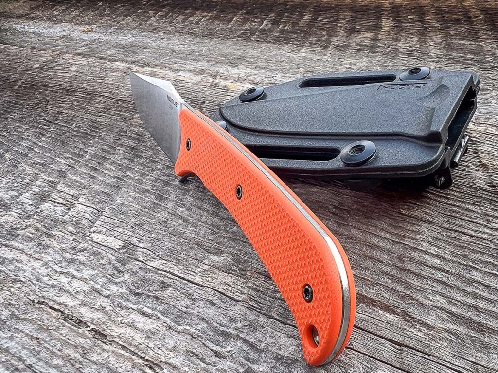 Despite the thin nature of the Extrak’s handle, slightly expanded front and rear sections help form a guard of sorts to avoid gripping difficulties.