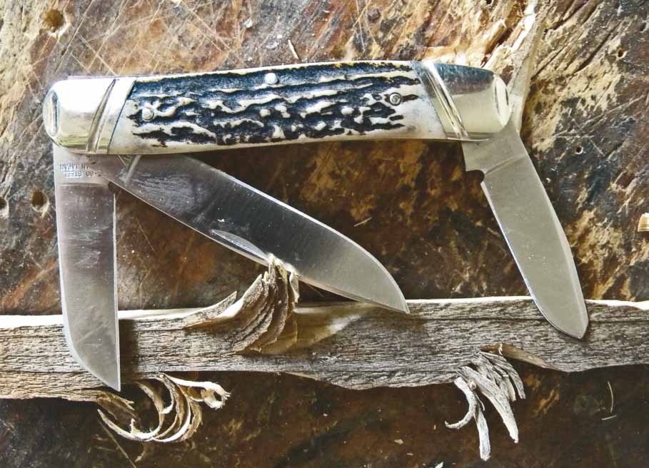 The main blade carved nice curly-cues with great control. The sheepsfoot had a tendency to dig deeper into the pine for thicker curly-cues. The spey was about midway on the curly-cues and depth of cut.