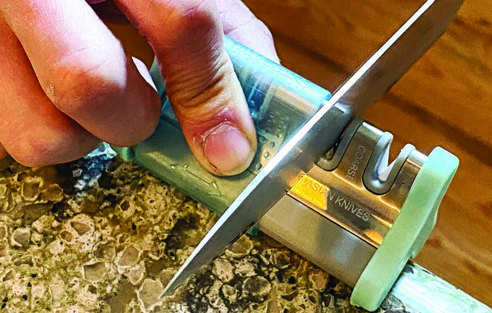 Designed with an upside down “Y” frame, the Smith’s Slide Sharp sits securely while held to the edge of a countertop. This puts the sharpening slots at an angle for better viewing while in use.