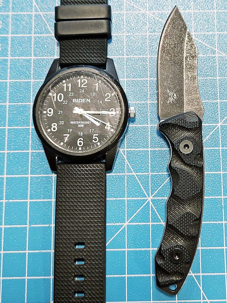 Looking at the Skallywag, the author points out that even though the design provides a small blade, it keeps the handle large in proportion. He goes on to say, this facilitates the important aspect of a knife—control.