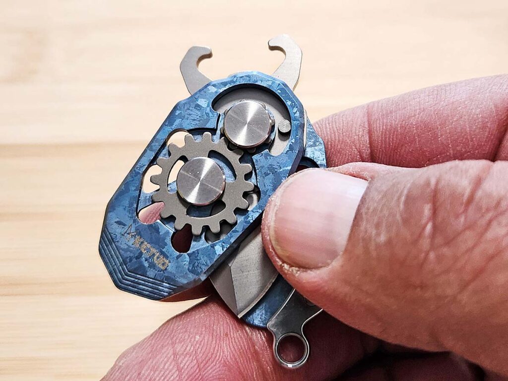 Opening the Beetle isn’t that hard even though it is so small. Just slide the scale with the gear past the detent and safely rotate until open. To close the knife, rinse and repeat.