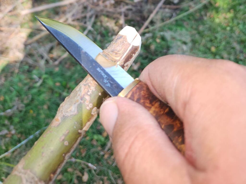 The high grind on the Kellam allows for great control, letting you hog off lots of material or make fine slivers.