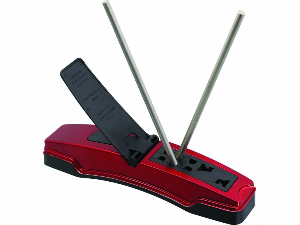 The Lansky Master’s Edge All Diamond Sharpener has a rubberized non-slip base with integrated hand guard for safe use.