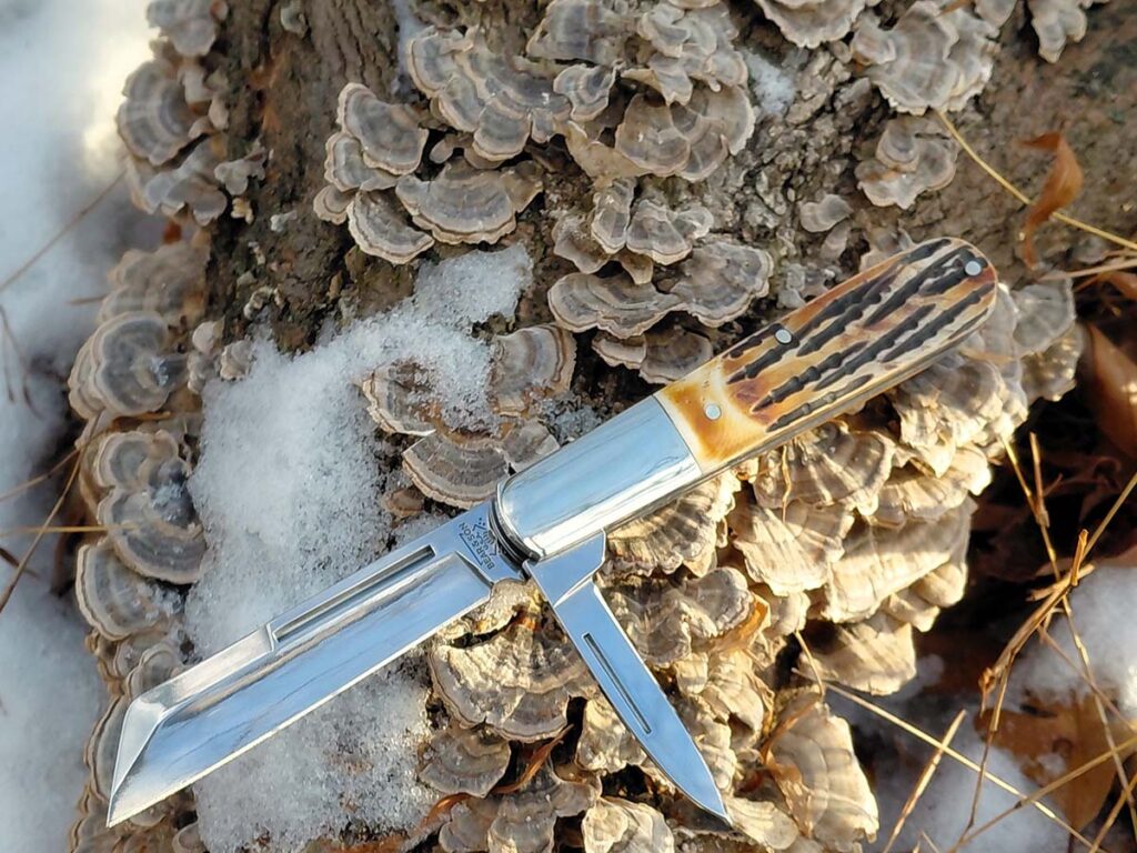 Bear & Son blends tradition with Alabama craftsmanship in the Large Sheepfoot Barlow, featuring simple mechanics and quality materials. Even living up to modern performance expectations, the author found the stag handle gave it “old-timey” appeal.