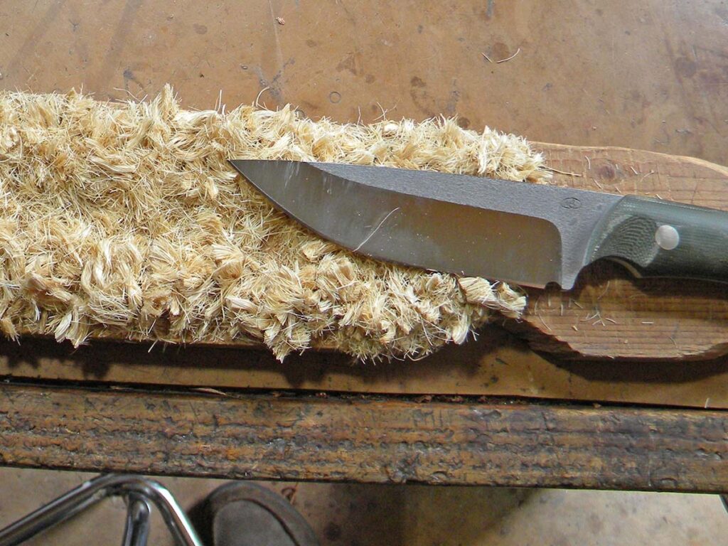 Mike Bradshaw’s knife crunched its way to 200 clean cuts in half-inch sisal rope.