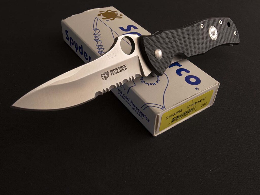 The original Spyderco Starmate was introduced in 1999. 
Here’s a first-generation model with an original product box. Note Terzuola’s distinctive dragon head blade logo inspired by the Mayan god of flint tools and edged weapons, Etz Nab. 