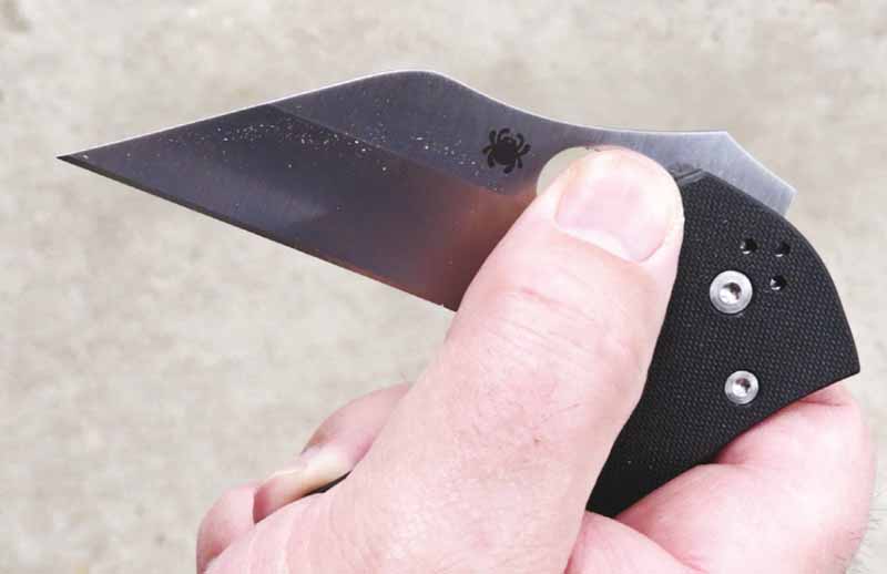The wide blade on the Spyderco Yojimbo 2 gives plenty of real estate for your thumb to clear the scale and fi nd its way into the hole so you can open the knife easily.