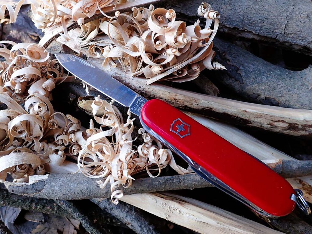 The Camper model's main blade excels in crafting feather sticks for tinder and kindling, thanks to its thin V-grind edge.