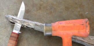 Splitting wood with the fixed blade