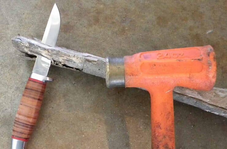 Splitting wood with the fixed blade