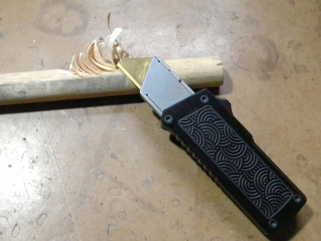 Pitted against a ¾-inch dowel proved no problem for the utility blade, wich shaved smooth curly cues and made deep bites into the wood.