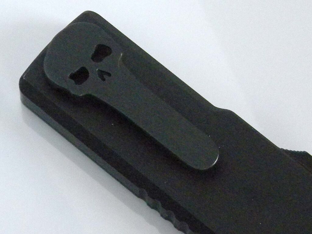 The CHUB rides comfortably in any pocket, according to the author. Helping with it in this task is a clip with Chaves’ trademark skull.