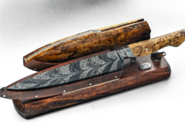 The stand for Jason El- lard’s chef’s knife is ringed gidgee with damascus pegs raising the back portion and a nickel-silver plate under the front section. The sheath pin has a twist damascus inlay and its own designated holder on the stand. Jason created
a mosaic damascus logo plate pinned onto the base of the stand.