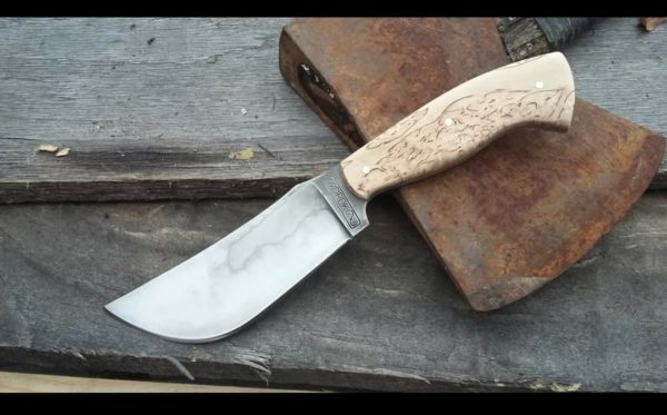 Richard Darby made this big-bellied skinner with a hamon in the 1095 blade.